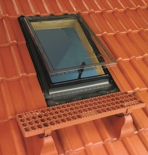  WSZ Мансардное окно-люк FAKRO WS предназначено для неотапливаемых нежилых мансардных помещений. Обеспечивает безопасный выход на крышу для проведения ремонтных или уборочных работ.