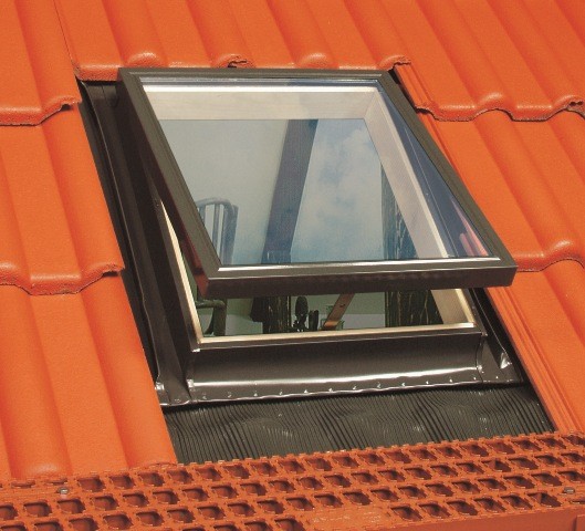 Окно-люк WGI Окно-люк FAKRO WGI – это окно с крышкой, оснащенной стеклопакетом с двумя закаленными стеклами. 