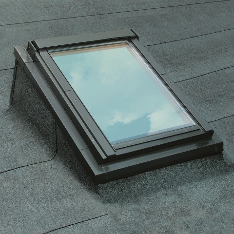 Конструкция EFW для установки мансардного окна в крышу с малым углом наклона Конструкция EFW - оригинальное решение, которое позволяет эффективно освещать подкровельное пространство, расположенное под плоской крышей или под крышей с малым углом наклона. 